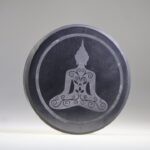 Shungit ( Shungiet) oplaadschijf  'buddha' gepolijst