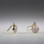 Maria Magdalena Opaalkwarts oorhangers (gold plated)
