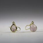 Maria Magdalena Opaalkwarts oorhangers (gold plated)