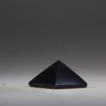 Shungit piramide gepolijst 3 cm