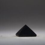 Shungit piramide gepolijst 3 cm