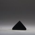 Shungit piramide gepolijst 3 cm