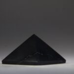 Shungit piramide gepolijst 5,5 cm