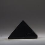 Shungit piramide gepolijst 5,5 cm