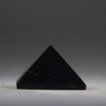 Shungit piramide gepolijst 5,5 cm