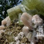 Apofylliet (groene) met Stilbiet en soms Heulandiet (Hieros Gamos)