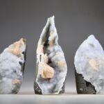 Stilbiet op blauwgrijze Chalcedoon (Lichtheid van bestaan)