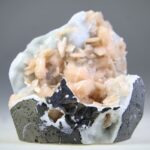 Stilbiet op blauwgrijze Chalcedoon (Lichtheid van bestaan)