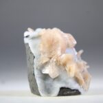 Stilbiet op blauwgrijze Chalcedoon (Lichtheid van bestaan)