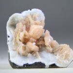 Stilbiet op blauwgrijze Chalcedoon (Lichtheid van bestaan)