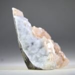 Stilbiet op blauwgrijze Chalcedoon (Lichtheid van bestaan)