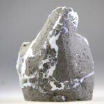 Stilbiet op blauwgrijze Chalcedoon (Lichtheid van bestaan)