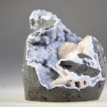 Stilbiet op blauwgrijze Chalcedoon (Lichtheid van bestaan)