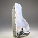 Stilbiet op blauwgrijze Chalcedoon (Lichtheid van bestaan)