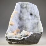 Stilbiet op blauwgrijze Chalcedoon (Lichtheid van bestaan)