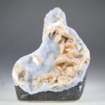 Stilbiet op blauwgrijze Chalcedoon (Lichtheid van bestaan)
