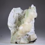 Apofylliet (zachtgroene) met Stilbiet en soms Scoleciet (Bron)