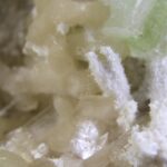 Apofylliet (zachtgroene) met Stilbiet en soms Scoleciet (Bron)