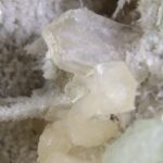 Apofylliet (zachtgroene) met Stilbiet en soms Scoleciet (Bron)