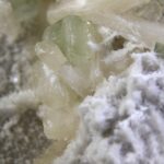 Apofylliet (zachtgroene) met Stilbiet en soms Scoleciet (Bron)