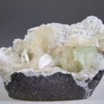 Apofylliet (zachtgroene) met Stilbiet en soms Scoleciet (Bron)