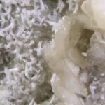 Apofylliet (zachtgroene) met Stilbiet en soms Scoleciet (Bron)