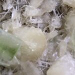 Apofylliet (zachtgroene) met Stilbiet en soms Scoleciet (Bron)