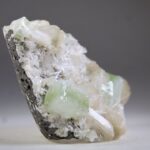 Apofylliet (zachtgroene) met Stilbiet en soms Scoleciet (Bron)