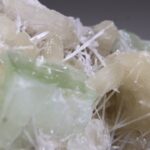 Apofylliet (zachtgroene) met Stilbiet en soms Scoleciet (Bron)