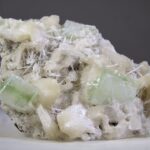 Apofylliet (zachtgroene) met Stilbiet en soms Scoleciet (Bron)