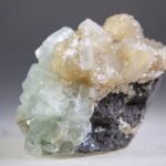 Apofylliet (Zeegroene) met Stilbiet en daarop Calciet kristalletjes (Realisatie)