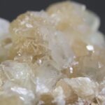 Apofylliet (Zeegroene) met Stilbiet en daarop Calciet kristalletjes (Realisatie)