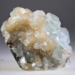 Apofylliet (Zeegroene) met Stilbiet en daarop Calciet kristalletjes (Realisatie)