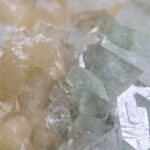 Apofylliet (Zeegroene) met Stilbiet en daarop Calciet kristalletjes (Realisatie)