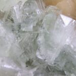 Apofylliet (Zeegroene) met Stilbiet en daarop Calciet kristalletjes (Realisatie)