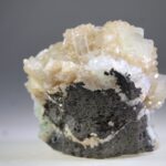 Apofylliet (Zeegroene) met Stilbiet en daarop Calciet kristalletjes (Realisatie)