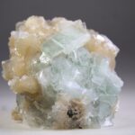 Apofylliet (Zeegroene) met Stilbiet en daarop Calciet kristalletjes (Realisatie)