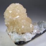 Apofylliet (Zeegroene) met Stilbiet en daarop Calciet kristalletjes (Realisatie)