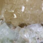 Apofylliet (Zeegroene) met Stilbiet en daarop Calciet kristalletjes (Realisatie)