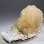 Apofylliet (Zeegroene) met Stilbiet en daarop Calciet kristalletjes (Realisatie)