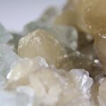 Apofylliet (Zeegroene) met Stilbiet en daarop Calciet kristalletjes (Realisatie)