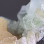 Apofylliet (Zeegroene) met Stilbiet en daarop Calciet kristalletjes (Realisatie)