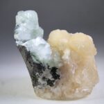 Apofylliet (Zeegroene) met Stilbiet en daarop Calciet kristalletjes (Realisatie)