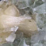Apofylliet (Zeegroene) met Stilbiet en daarop Calciet kristalletjes (Realisatie)