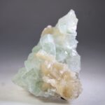 Apofylliet (Zeegroene) met Stilbiet en daarop Calciet kristalletjes (Realisatie)