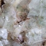 Apofylliet (Zeegroene) met Stilbiet en daarop Calciet kristalletjes (Realisatie)