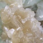 Apofylliet (Zeegroene) met Stilbiet en daarop Calciet kristalletjes (Realisatie)