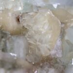 Apofylliet (Zeegroene) met Stilbiet en daarop Calciet kristalletjes (Realisatie)