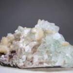 Apofylliet (Zeegroene) met Stilbiet en daarop Calciet kristalletjes (Realisatie)