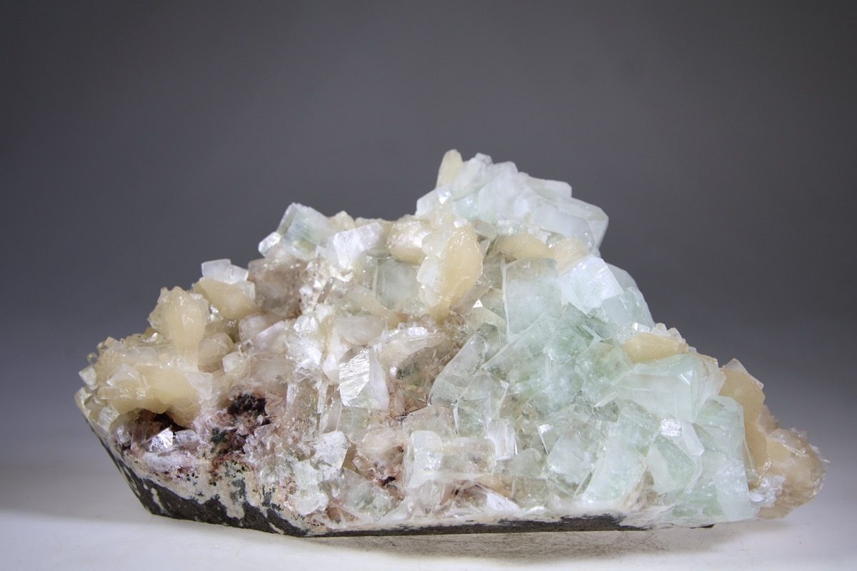 Apofylliet (Zeegroene) met Stilbiet en daarop Calciet kristalletjes (Realisatie)